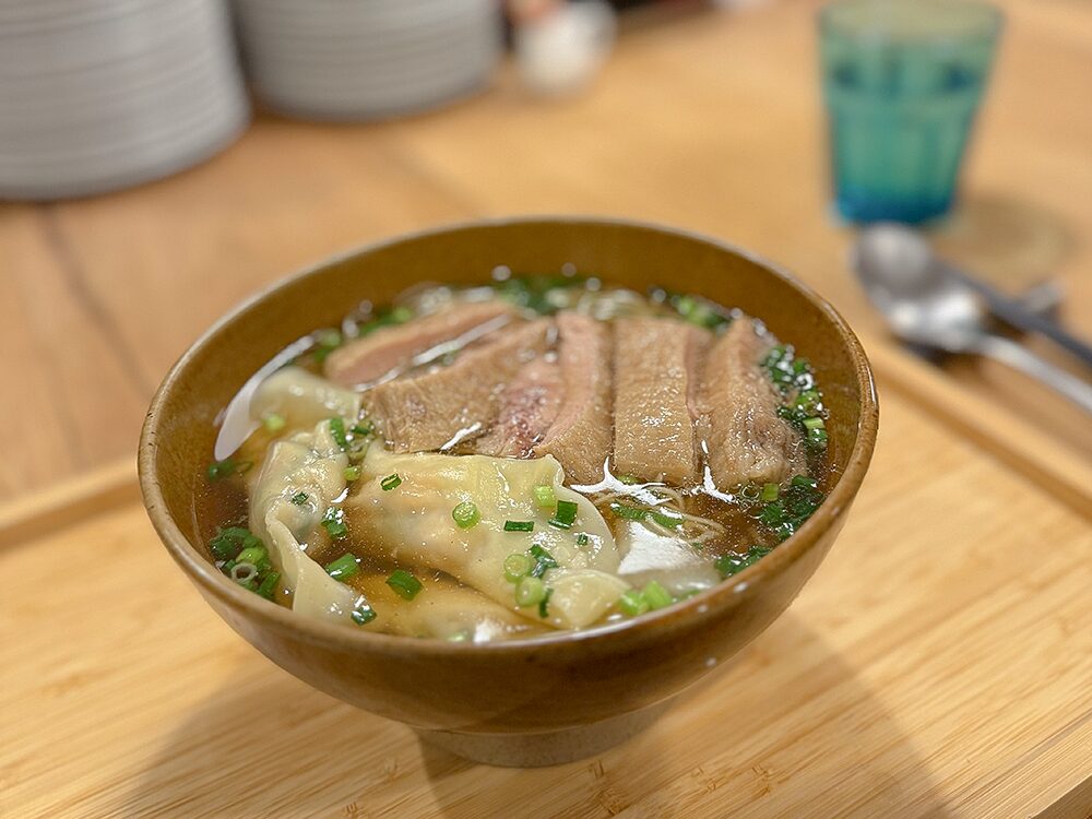 本場の味 CHINA TONGUE の 海老雲呑＆牛バラ汁麺