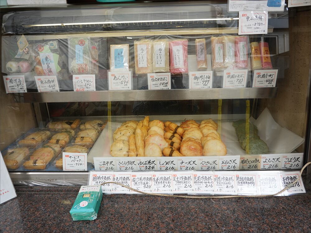 いづ萬の店頭ショーケース