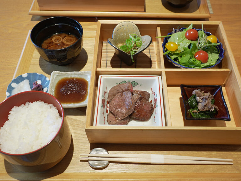 稲吉　ステーキお重