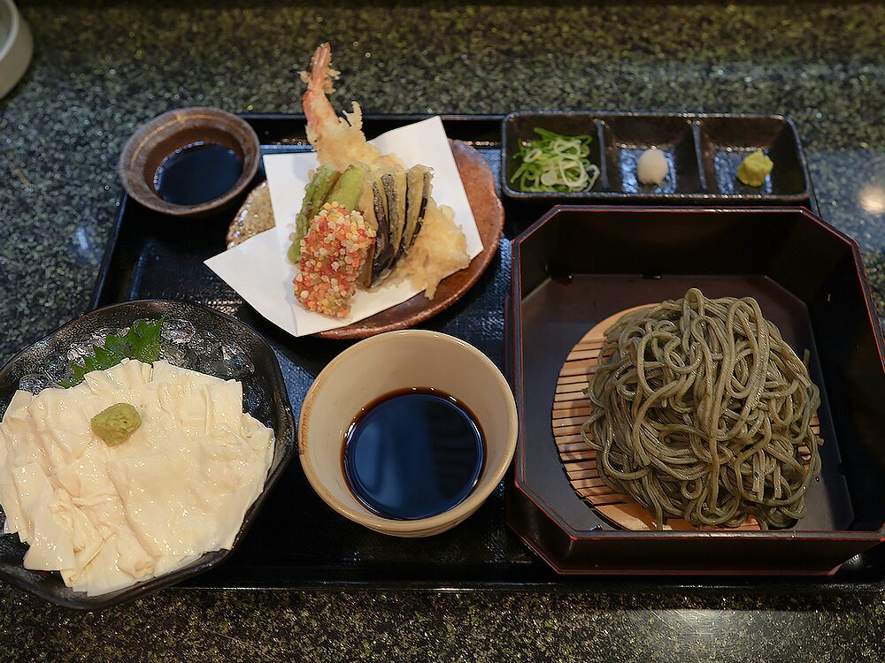 釜座 生麩よもぎそばと天ぷらセット