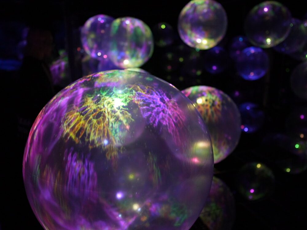 チームラボ バイオヴォルテックス 京都 浮かぶ宇宙球体