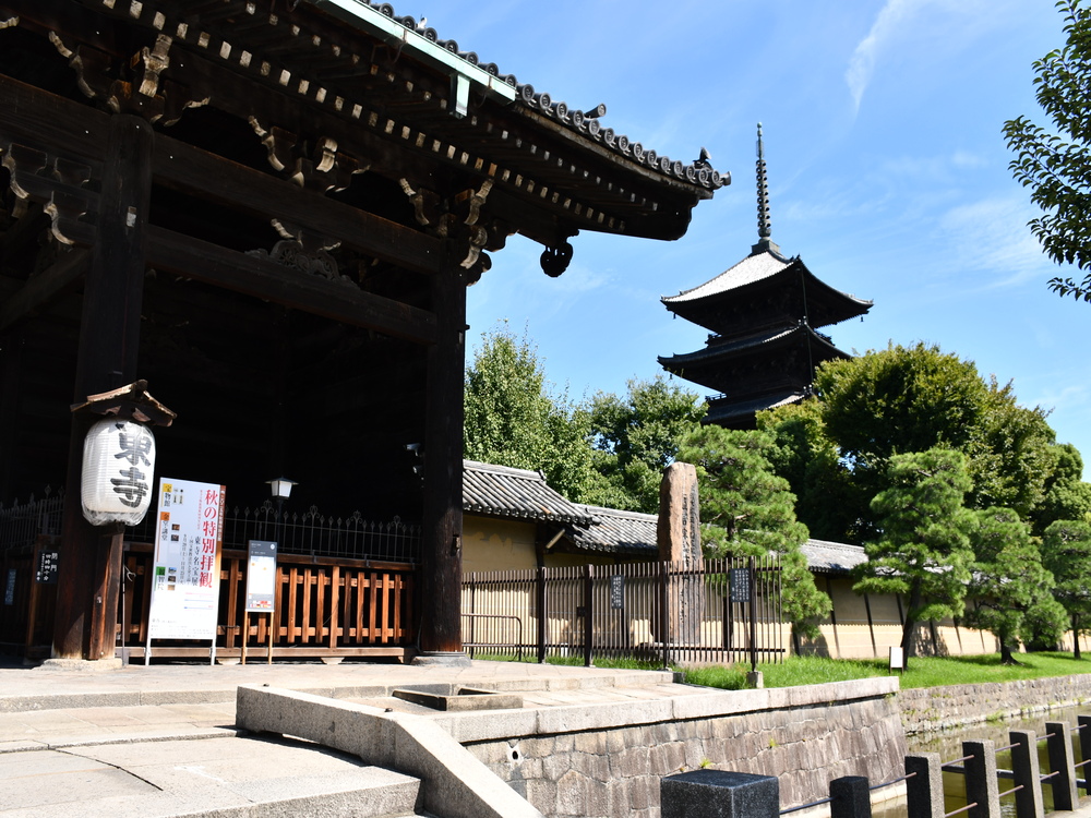 東寺 南大門から五重塔を望む